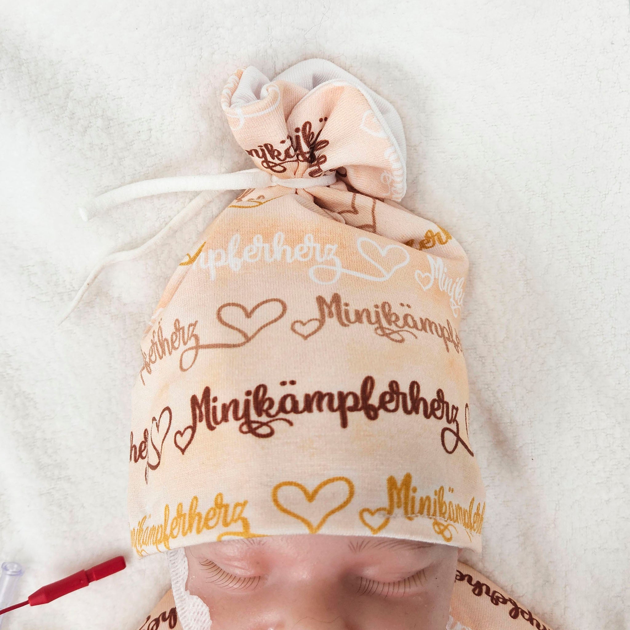 Adaptive Frühchen Mütze mit Zugangsöffnung "Minikämpferherz", mitwachsende Wickelmütze