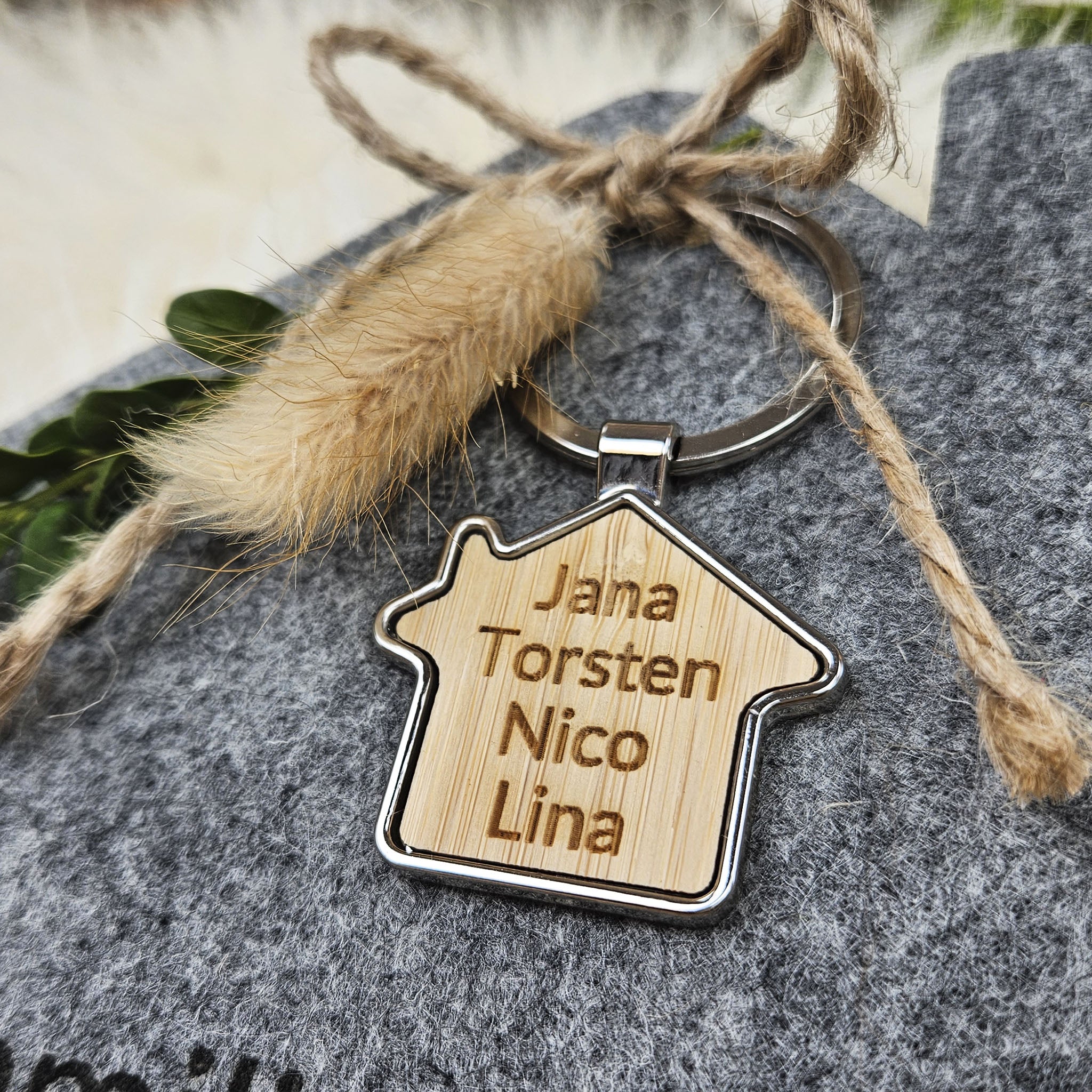 Personalisierter Schlüsselanhänger "Familie" Haus, Holz Schlüsselanhänger personalisiert in Hausform