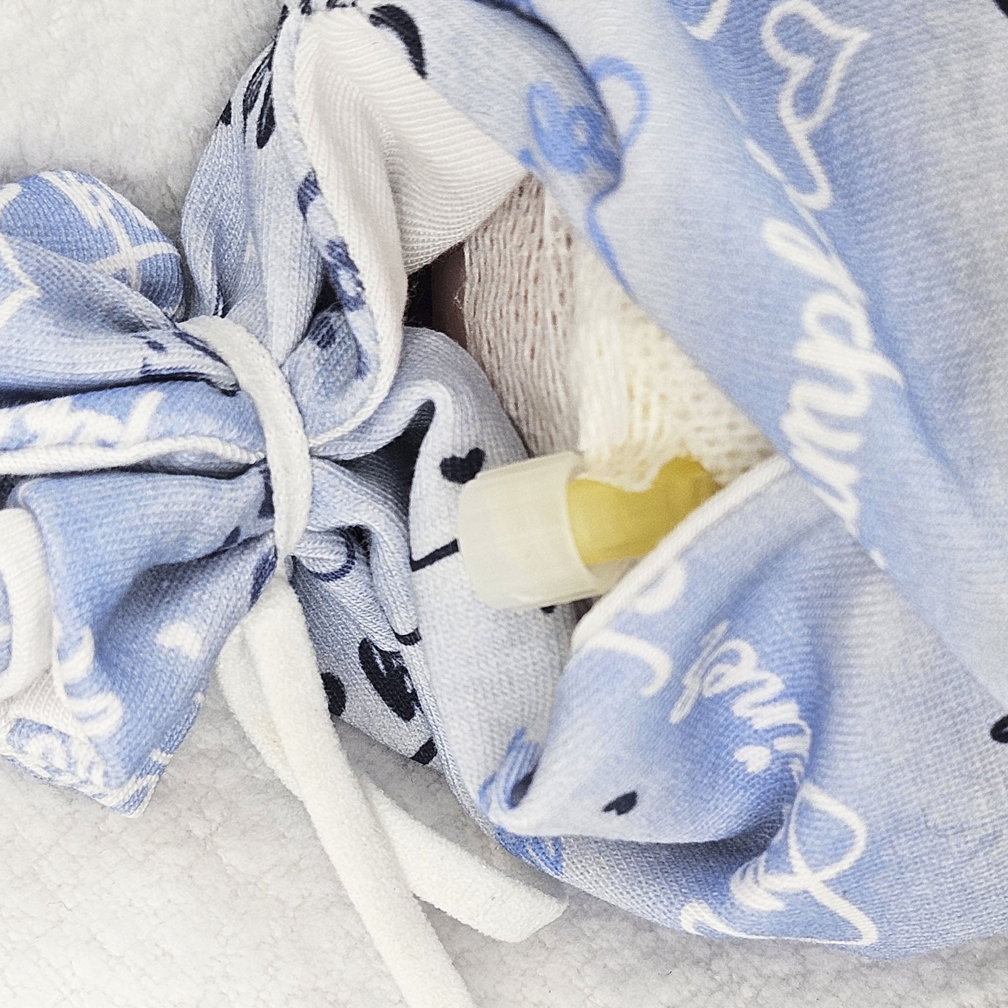 Adaptive Frühchen Mütze mit Zugangsöffnung "uni blau", mitwachsende Wickelmütze