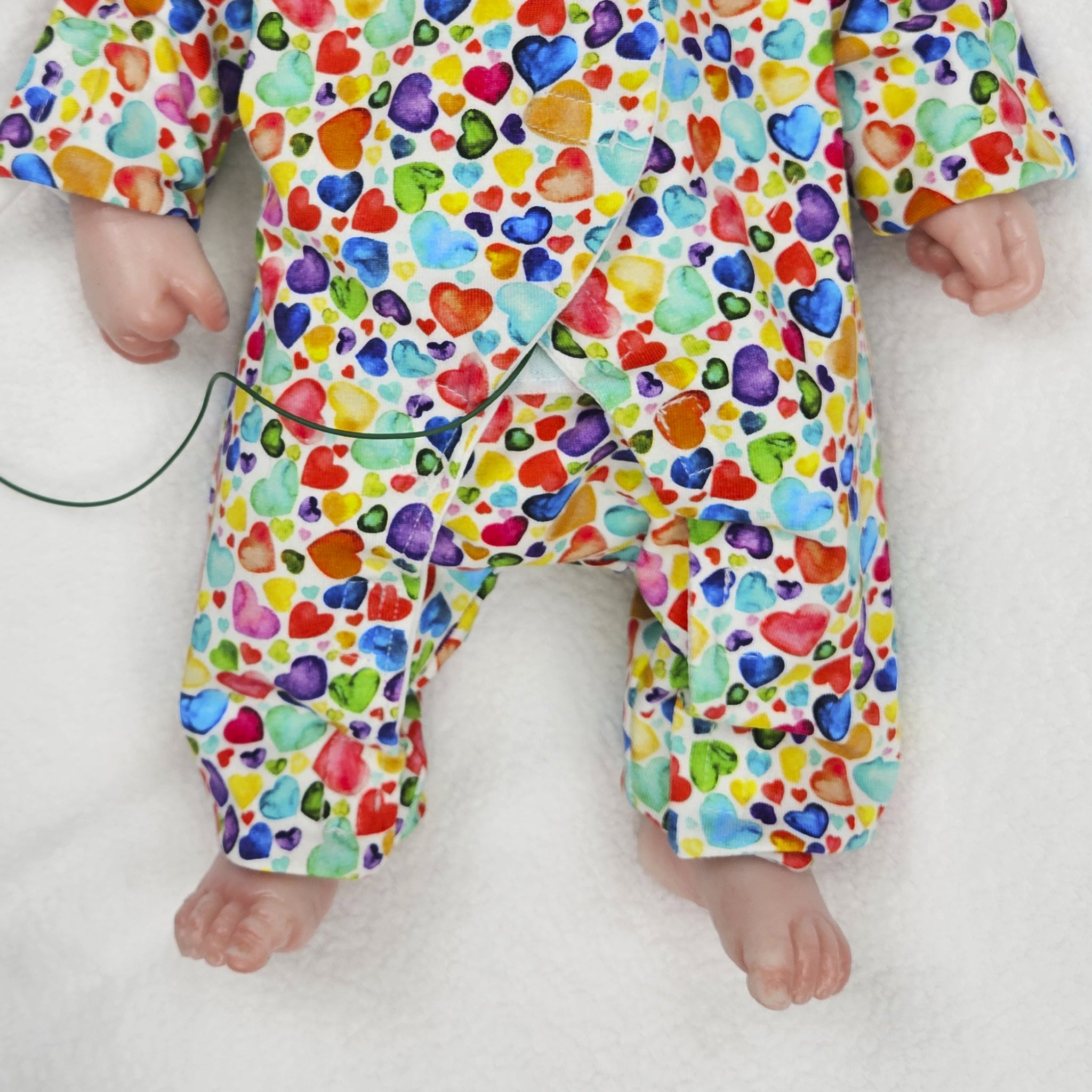 Adaptiver Frühchen Strampler "Regenbogen Herzen"