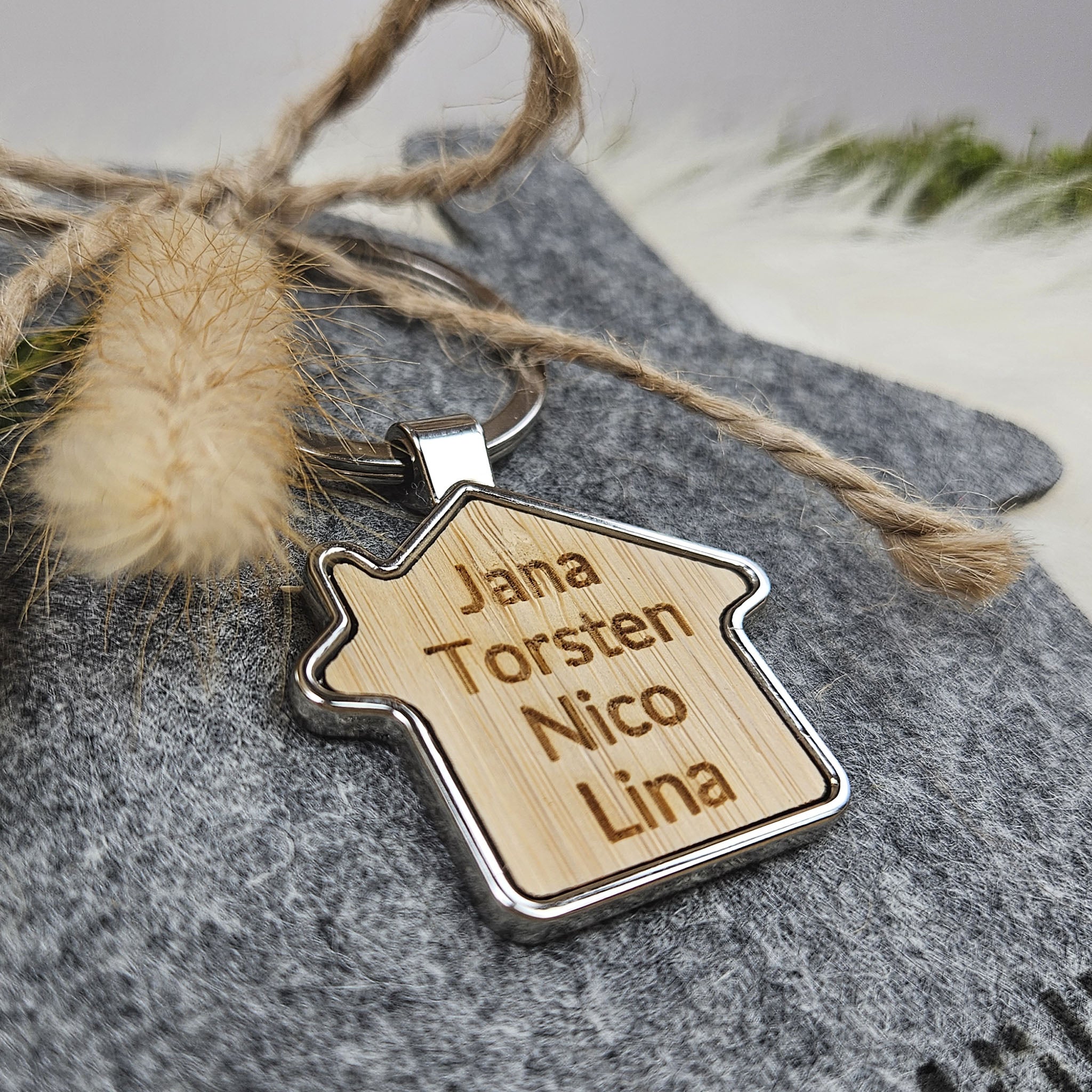 Personalisierter Schlüsselanhänger "Familie" Haus, Holz Schlüsselanhänger personalisiert in Hausform