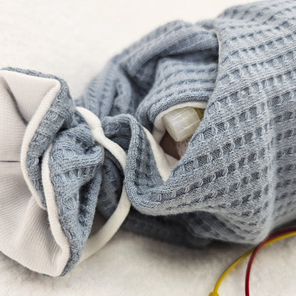 Adaptive Frühchen Mütze mit Zugangsöffnung "uni blau", mitwachsende Wickelmütze