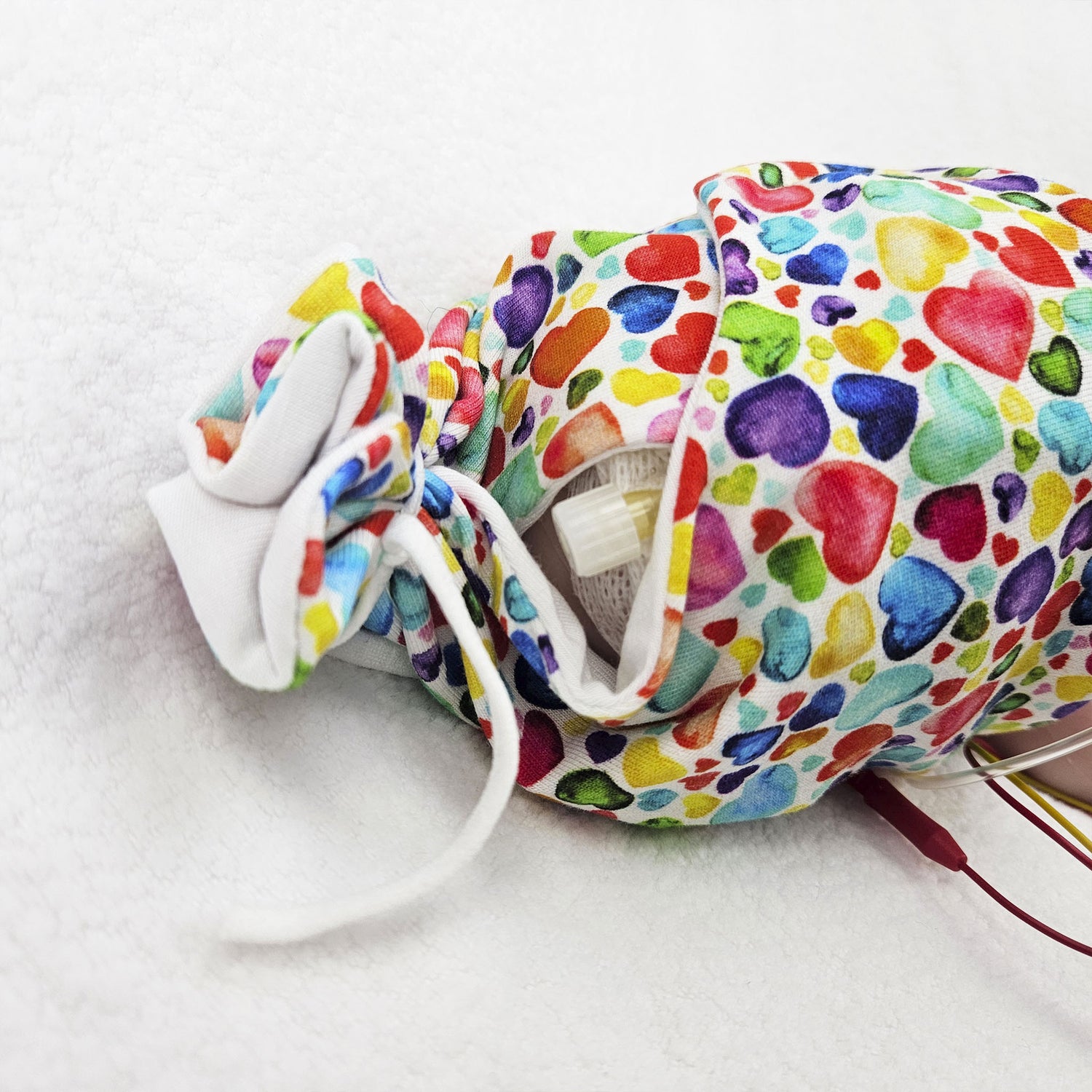 Adaptive Frühchen Mütze mit Zugangsöffnung "Regenbogen Herzen", mitwachsende Wickelmütze