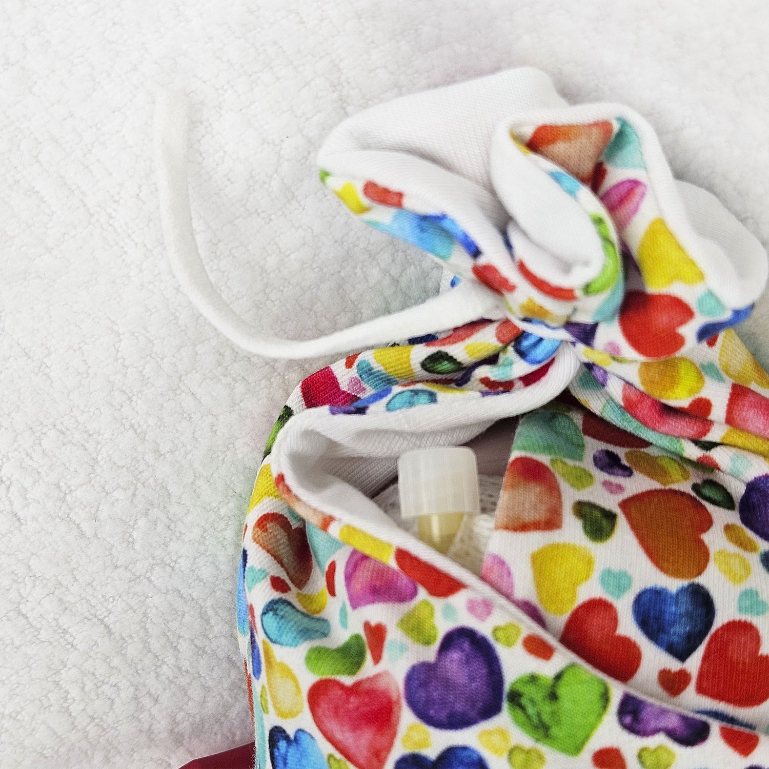 Adaptive Frühchen Mütze mit Zugangsöffnung "Regenbogen Herzen", mitwachsende Wickelmütze