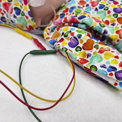 Adaptiver Frühchen Strampler "Regenbogen Herzen"